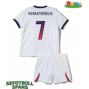 Paris Saint-Germain Khvicha Kvaratskhelia #7 Bortaställ Barn 2026-27 Kortärmad (+ Korta byxor)